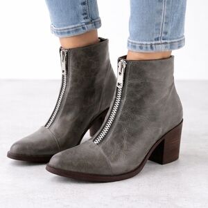 FREEBIRD Clair Ankle Boots Grey Distressed Leather Front Zip Stacked Heel Size 6